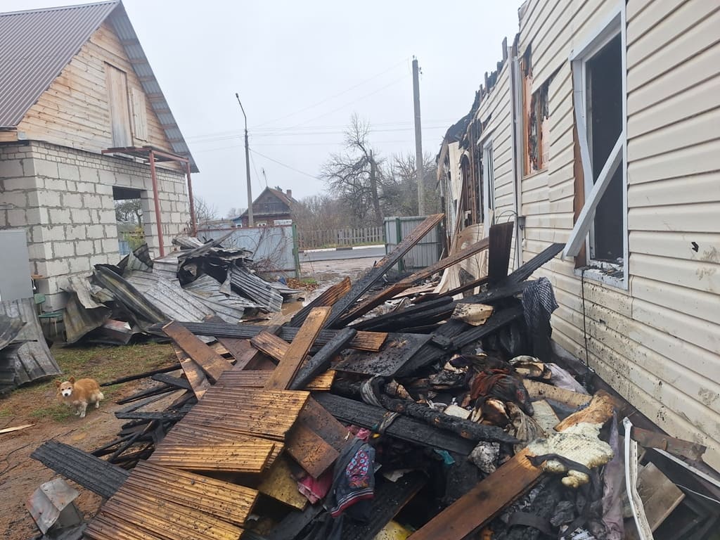 В Костюковичах бабушка с внуками эвакуировалась из горящего дома