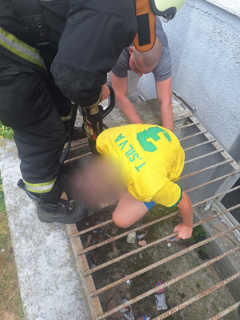 В Могилеве нога ребенка застряла в решетке: помогли спасатели