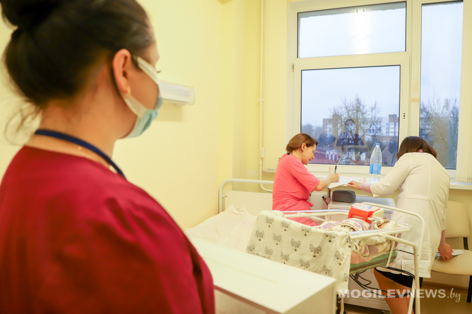 Роженицы, находящиеся в роддоме Могилевской городской больницы скорой медицинской помощи, приняли участие в голосовании. Фото