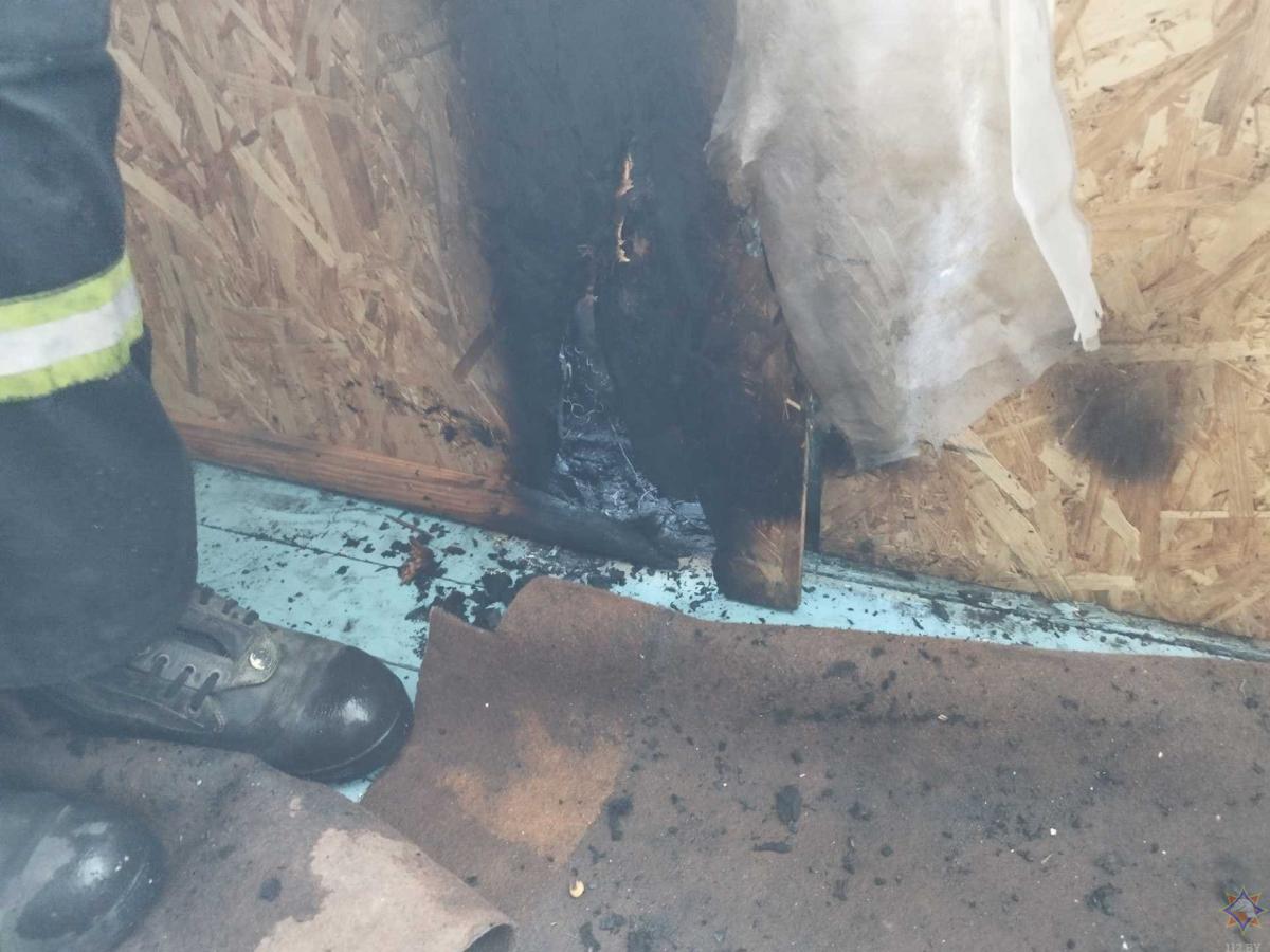 В Могилеве на Димитрова загорелся балкон из-за брошенного сверху окурка