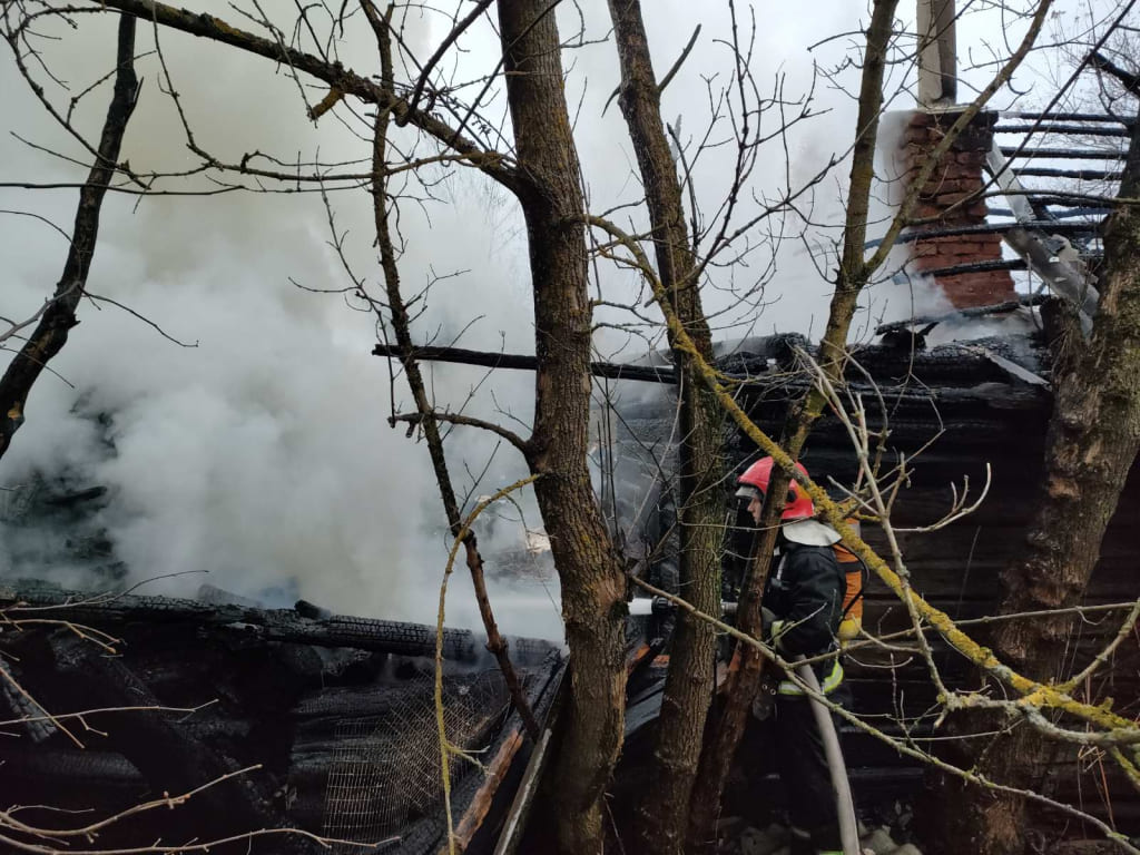 Пожар уничтожил дом в Кировском районе