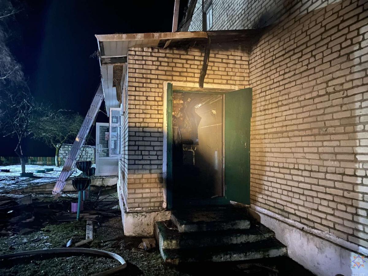 В Славгородском районе тушили пожар в библиотеке