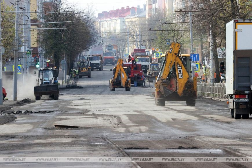 "Уложимся в самые короткие сроки". В Могилеве идет ремонт улицы Первомайской