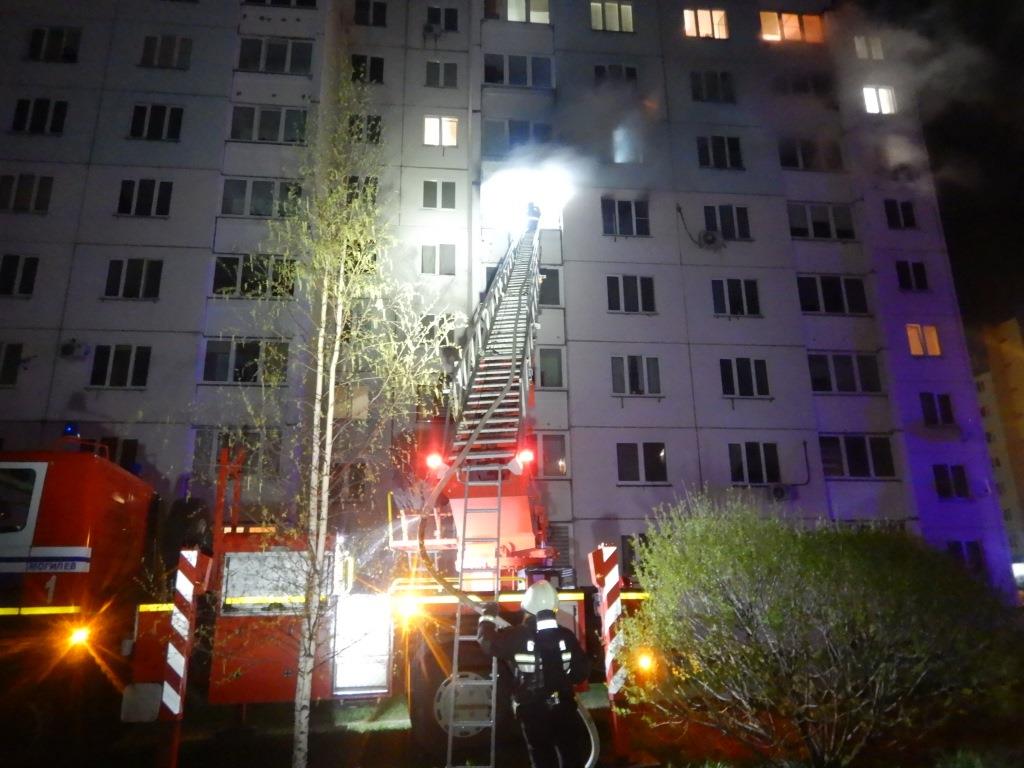 При пожаре в могилевской высотке работники МЧС спасли двоих человек, девять эвакуировали
