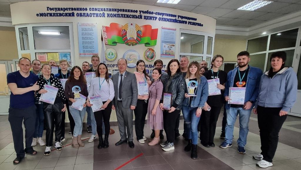 Соревнования по плаванию, в рамках областной спартакиады работников здравоохранения, собрали в Могилеве более 90 медработников региона