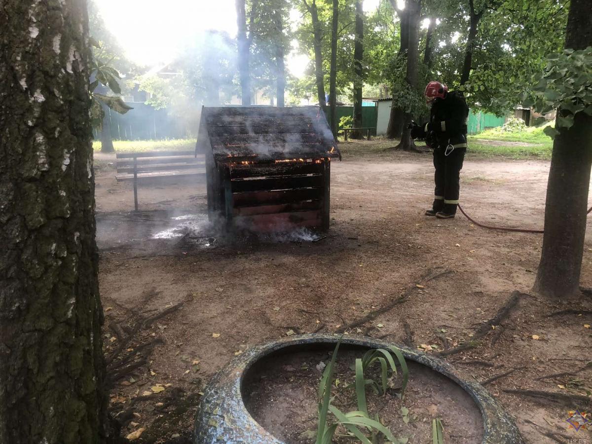 В Бобруйске горел домик на детской площадке