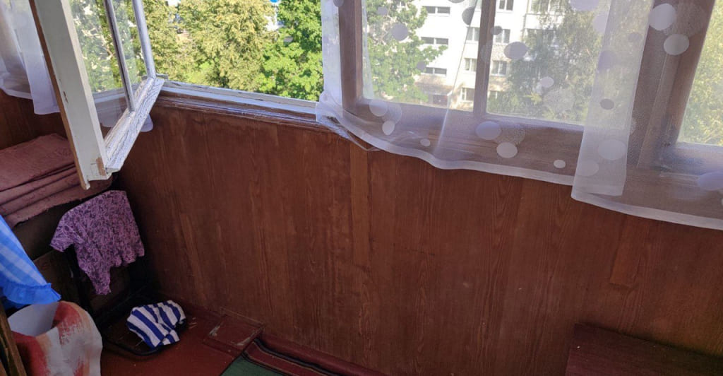 В Бобруйске работники МЧС спасли женщину, которая чуть не выпала из окна