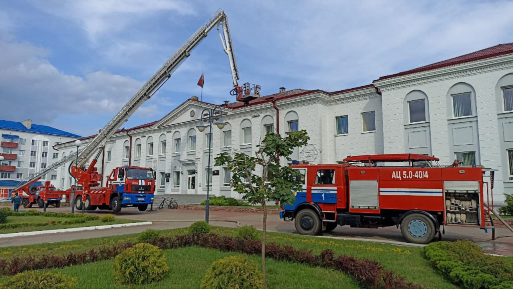 Пожар в здании Осиповичского райисполкома тушили спасатели