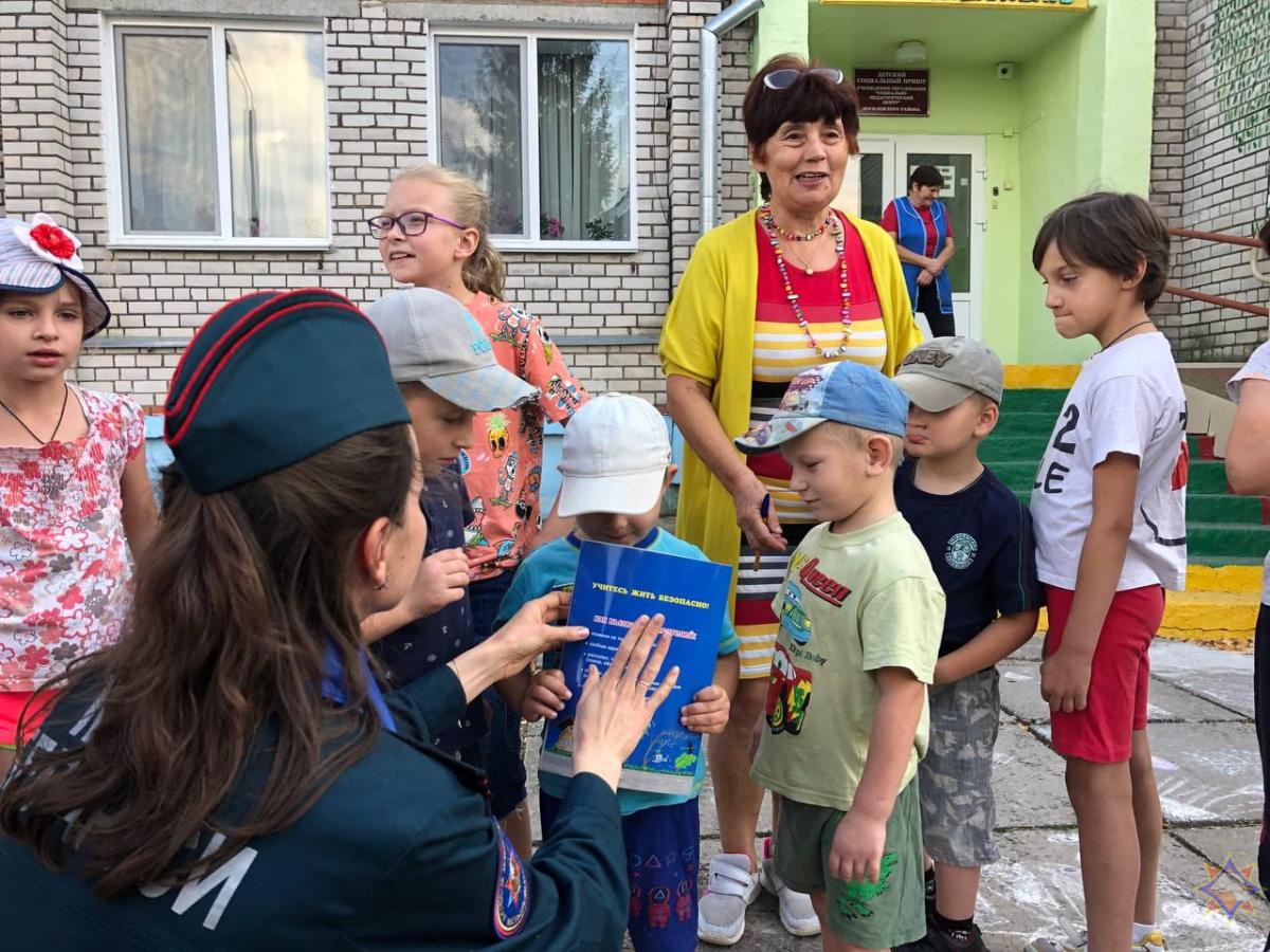 Представители МЧС с подарками посетили детский социальный приют в деревне Зарестье Могилевского района