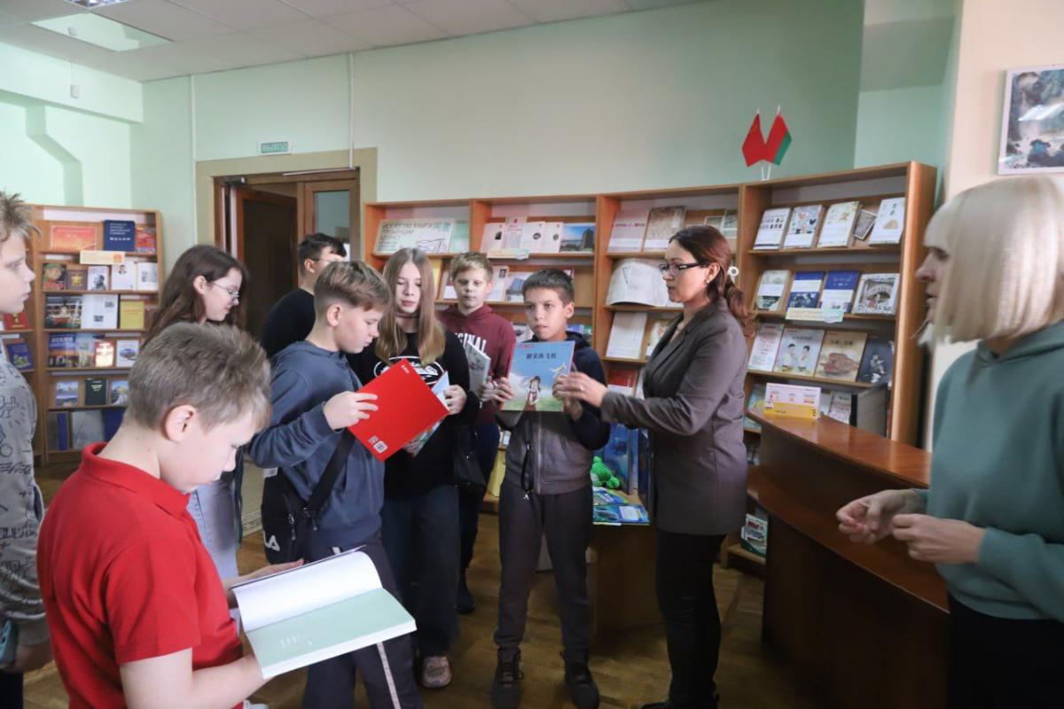 В Могилевской областной библиотеке прошел познавательный час «Китай: символы Цзянсу»