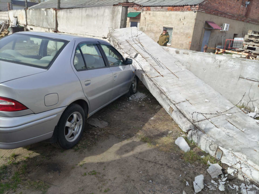 На припаркованный в Могилеве автомобиль упал бетонный забор