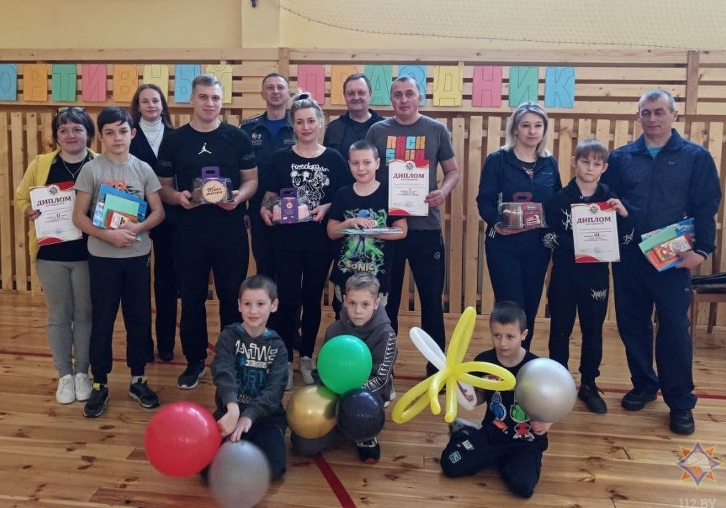 Мстиславские спасатели провели спортландию «Семейные старты»