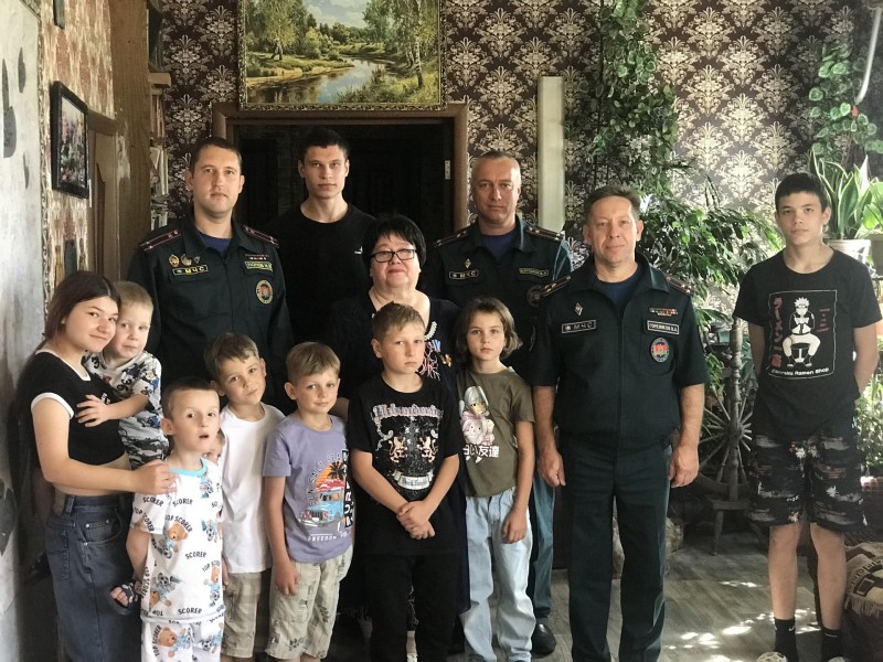 Участие в благотворительной акции «Соберем школьный портфель - вместе» приняли спасатели