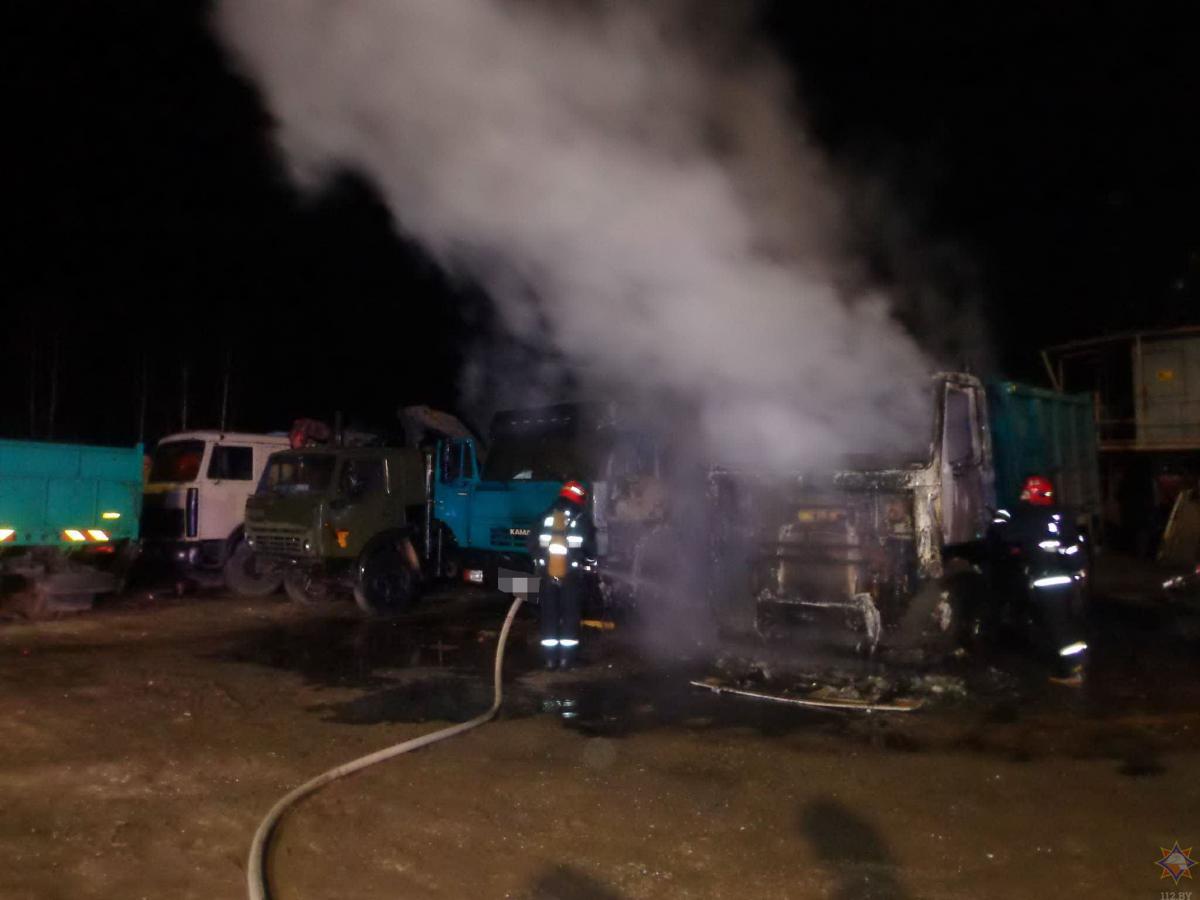 Грузовые автомобили горели ночью в Бобруйске
