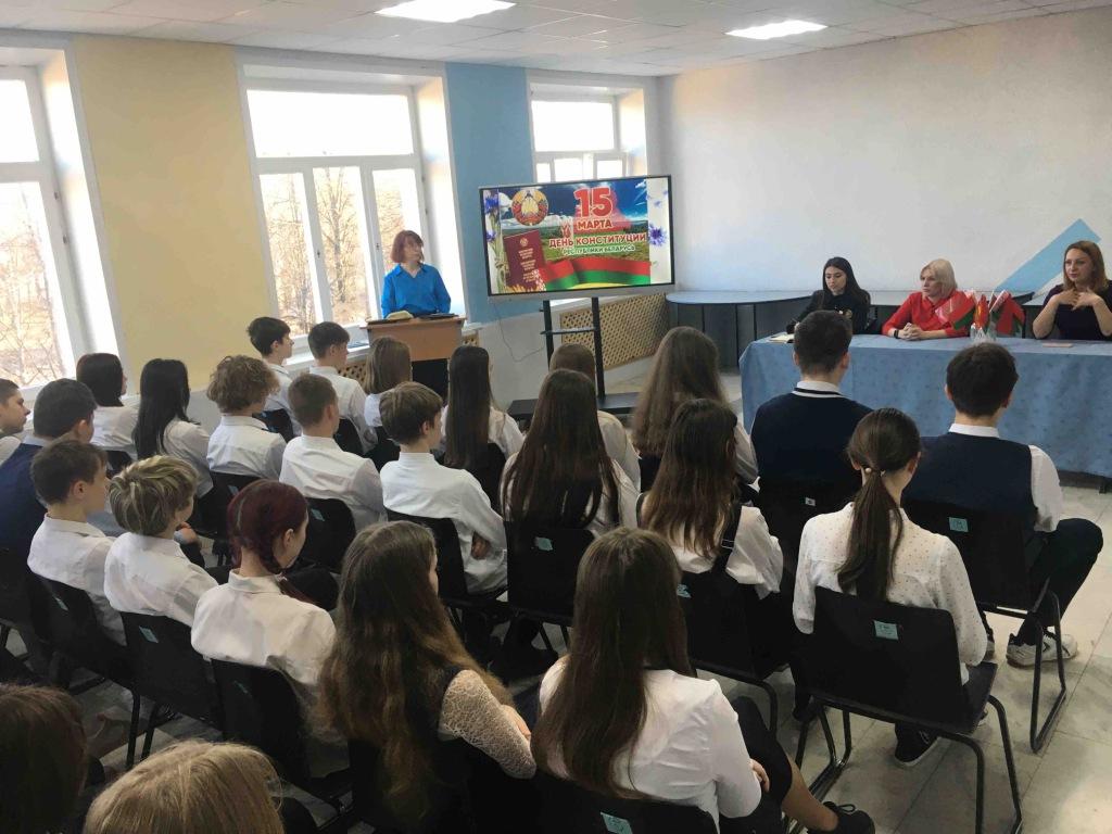 Диалоговая площадка, посвященная Дню Конституции, прошла в Чаусах