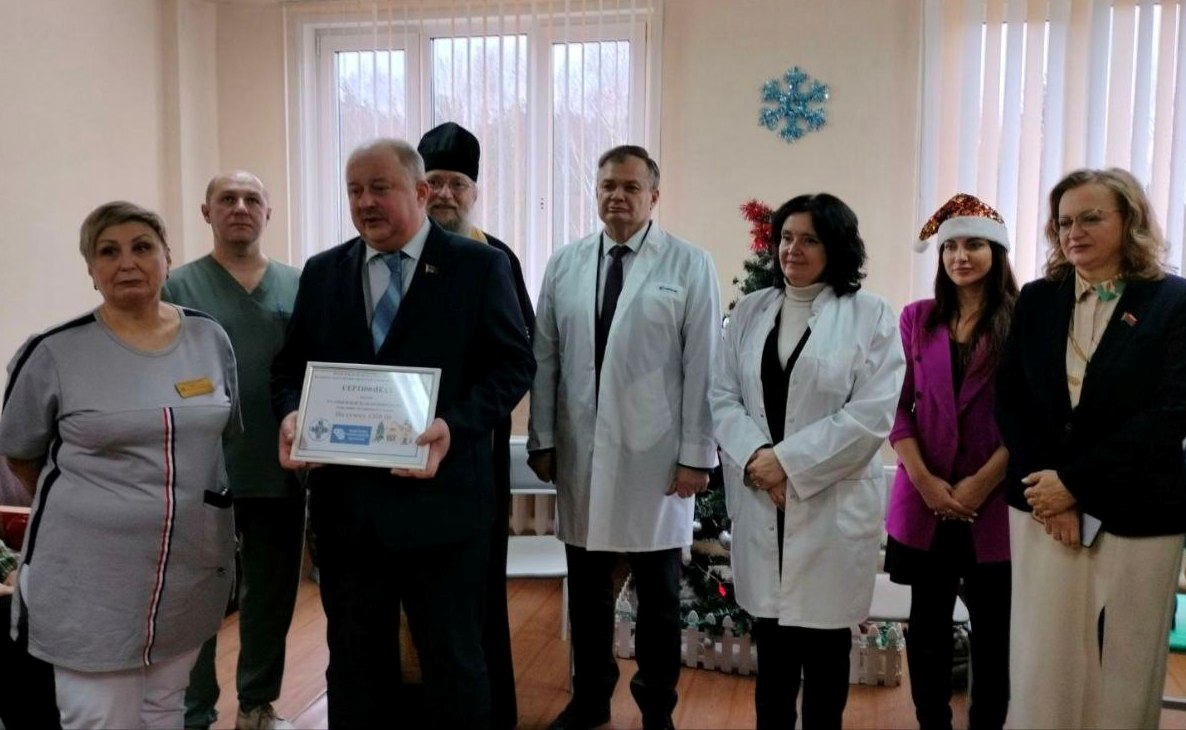 С новогодними праздниками поздравили пациентов отделения сестринского ухода в Могилеве