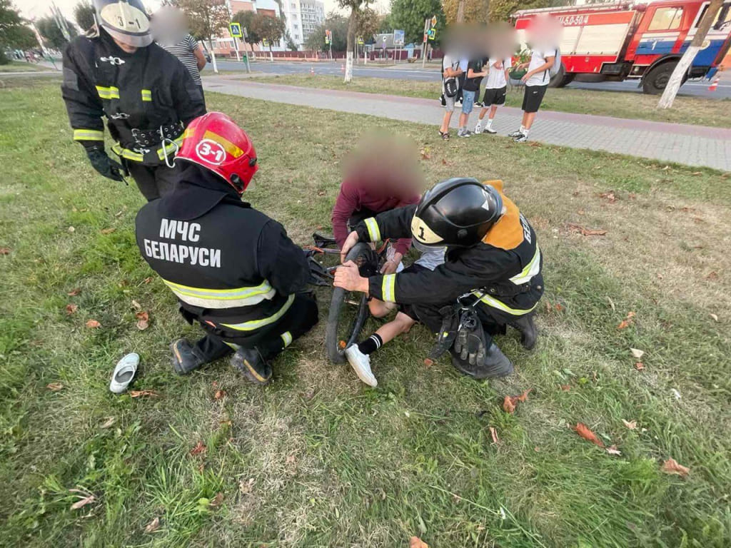 В Белыничах ногу мальчика зажало между вилкой переднего колеса и колесом велосипеда — помогли спасатели