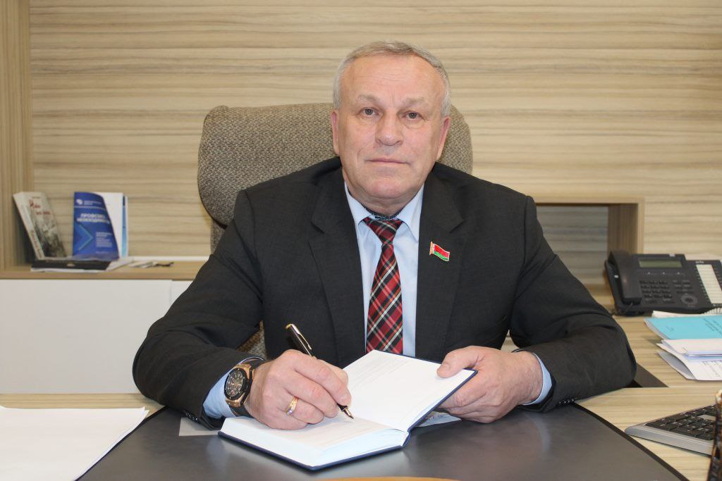 Владимир Цумарев поздравил женщин с Днем матери