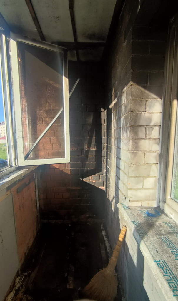 Пожар на балконе дома в Мстиславле тушили спасатели