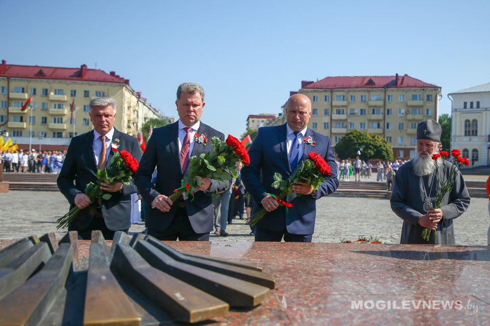 На площади Славы возложили цветы и венки в день 80-й годовщины освобождения Могилева от немецко-фашистских захватчиков. Фото