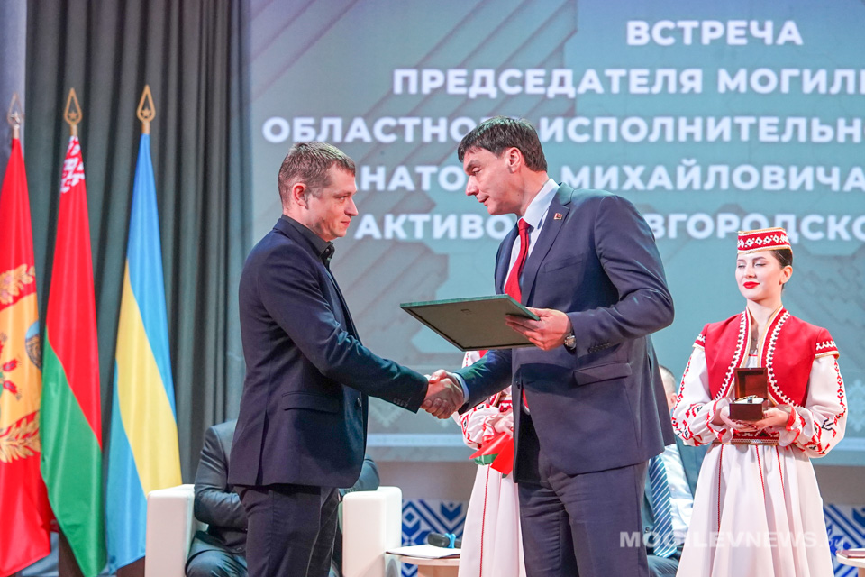 Помощник Президента — инспектор по Могилевской области Сергей Наливайко вручил Благодарности Президента трем представителям Славгородского района. Фото