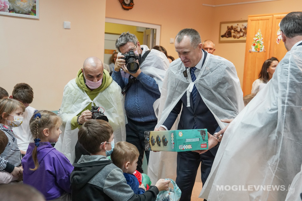 Анатолий Исаченко посетил Могилевскую областную детскую больницу в рамках новогодней благотворительной акции «Наши дети». Фото