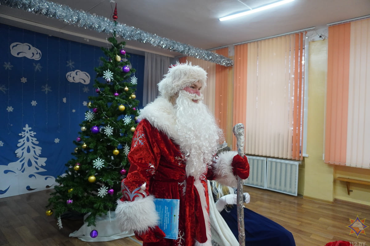 Новогодний праздник для воспитанников специального детского сада устроили работники МЧС