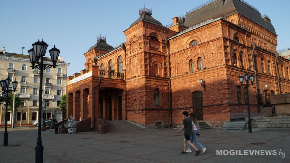 Могилевский областной драматический театр завершил 136-й театральный сезон. Фото