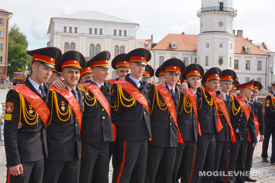 Будущая элита страны: Могилевские кадеты получили аттестаты и простились со знаменем родного училища