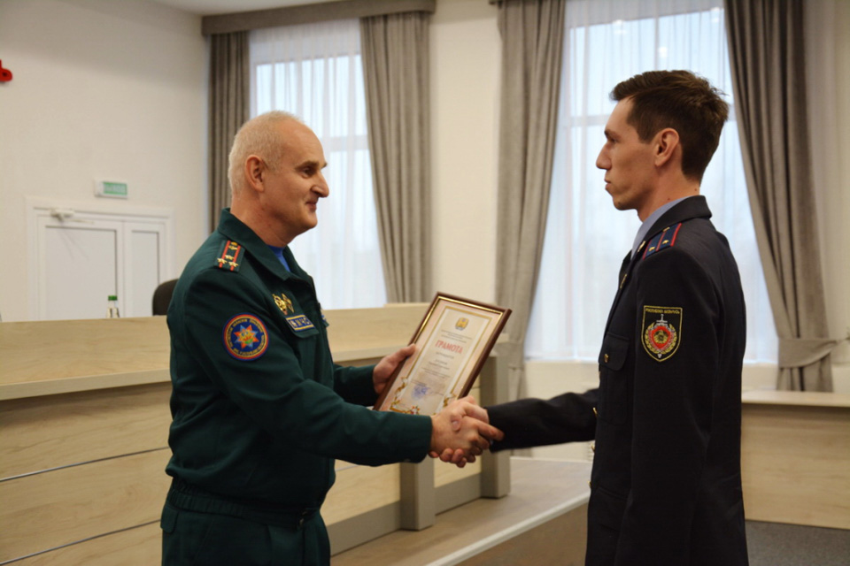 В Могилеве наградили сотрудника комитета судебных экспертиз за спасение пенсионерки на пожаре