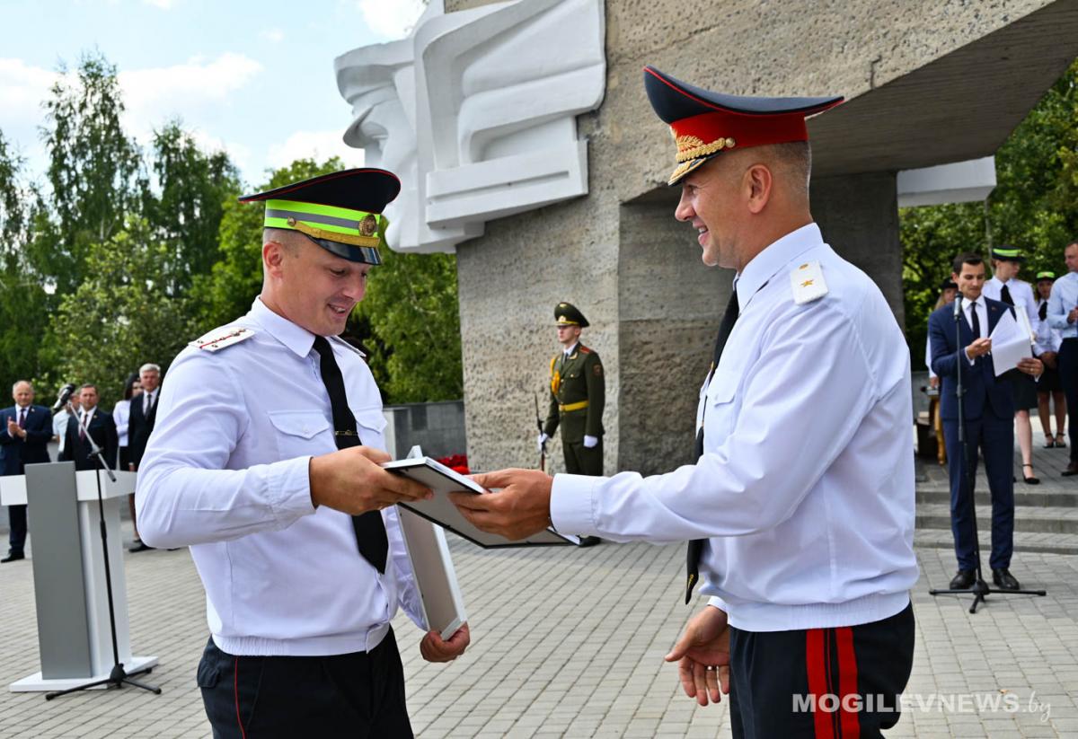 Стражей дорог чествовали на мемориальном комплексе «Батальон милиции под командованием Константина Владимирова» в д.Гаи Могилевского района. Фото