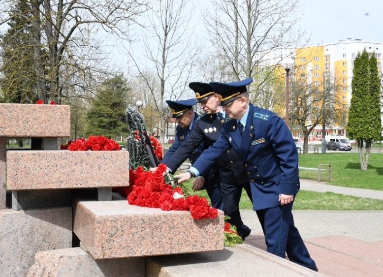 Прокурорские работники Могилевской области возложили цветы к мемориалу «Детям войны». Фото