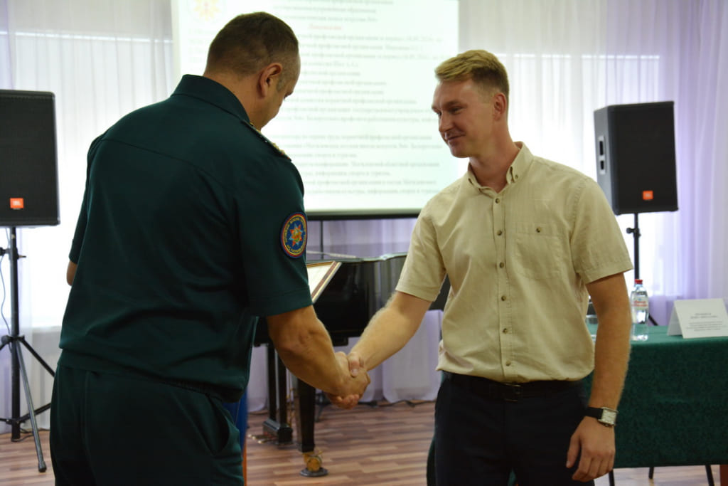 Спасатели наградили могилевчанина, который спас соседа на пожаре