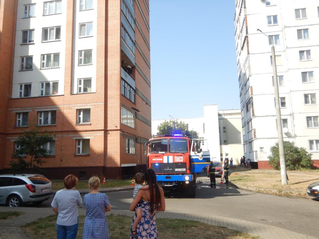 Пожар на балконе дома тушили в Могилеве