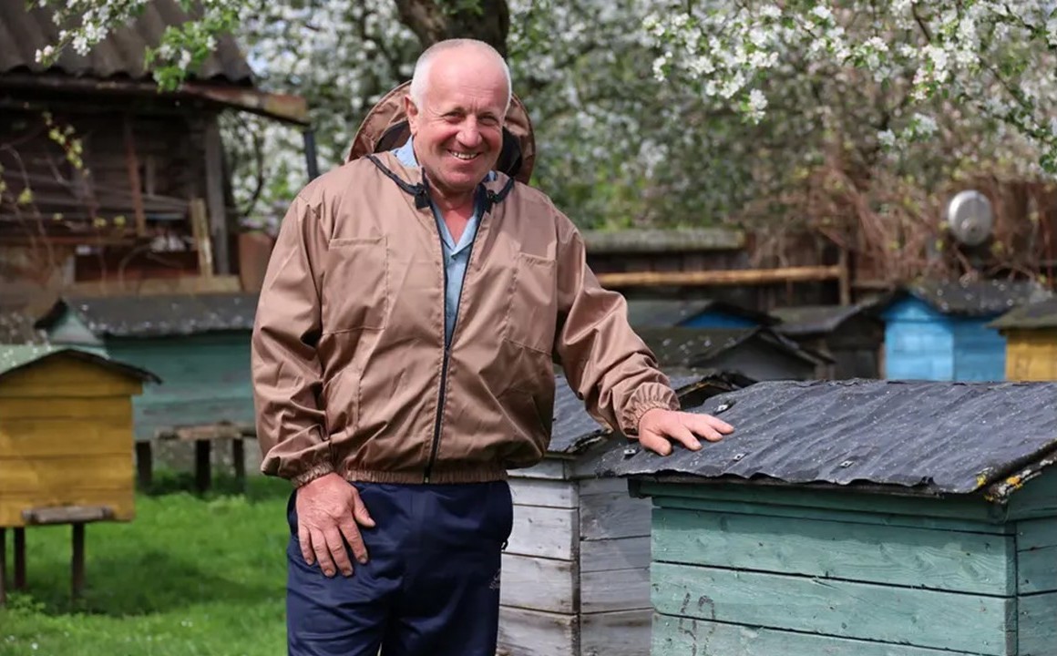 Житель Дрибинского района нашел свое призвание в работе с пчелами