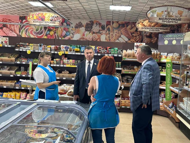 Александр Горошкин провел мониторинг в сельском магазине