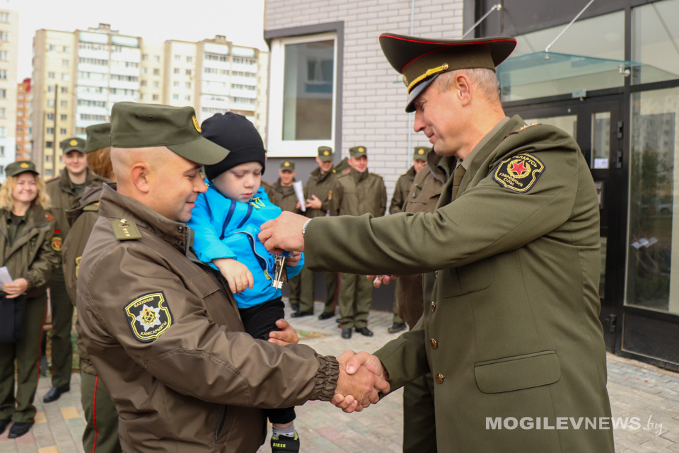 21 семья военнослужащих получила ключи от арендных квартир в Могилеве. Фото