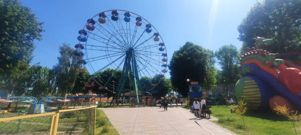 Помощь спасателей потребовалась жительницам Хотимска, которые застряли на аттракционе