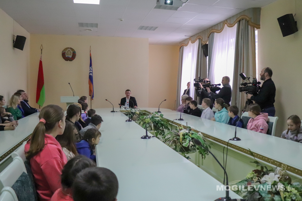 Алексей Талай встретился с детьми из Луганской области, приехавшими на оздоровление в Приднепровский край. Фото