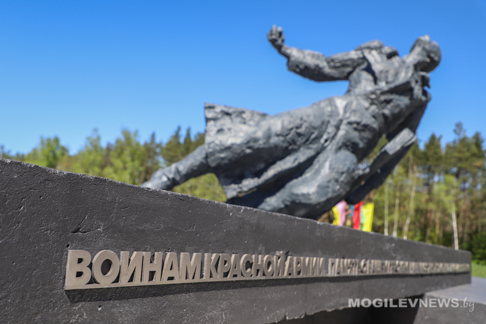 В Чаусском районе торжественно открыли памятный знак советским воинам, павшим на реке Проня в 1943-1944гг. Фото