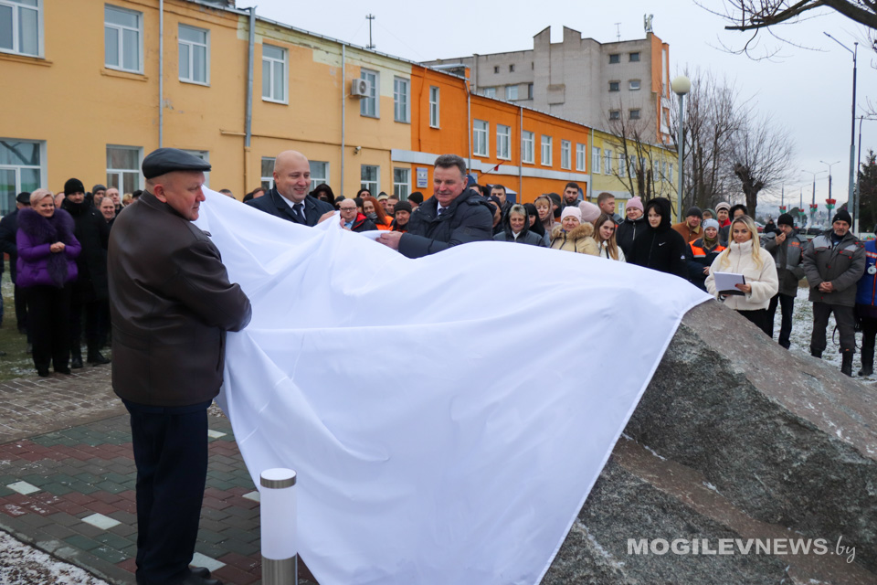 Памятный знак, посвященный 100-летию организации автобусного движения в Могилеве, открыли в областном центре. Фото