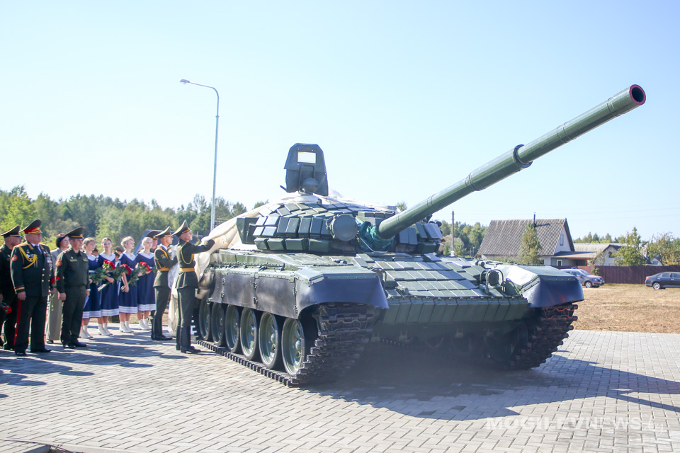 Танк Т-72 стал первым экспонатом парка военной техники в Чаусском районе. Фото