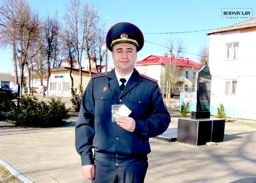 Сотрудник ОВД Климовичского райисполкома Иван Пасиков награжден нагрудным знаком