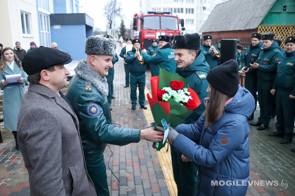 В Могилеве в торжественной обстановке сотрудникам МЧС вручили ключи от арендных квартир. Фото