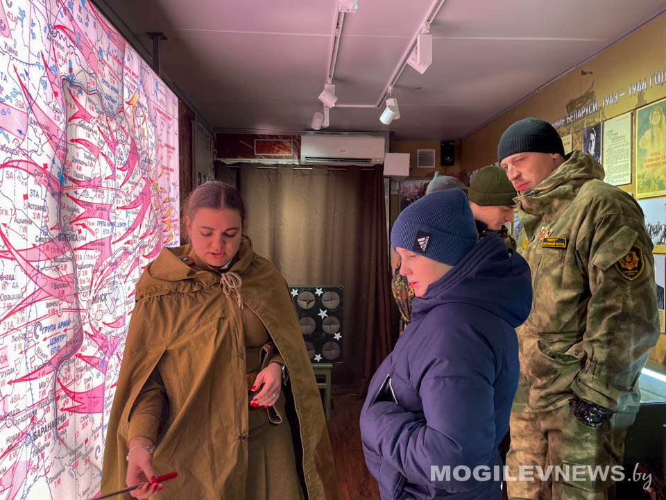 «НАШ ДОЛГ — ПОМНИТЬ!»: около двух тысяч уникальных экспонатов военного периода представлено на площадке перед могилевским Ледовым дворцом спорта