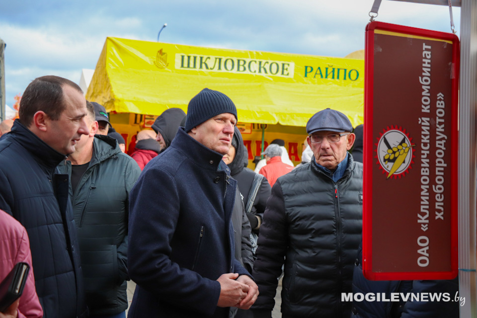 Анатолий Исаченко посетил крупную сельскохозяйственную ярмарку в Могилеве. Фото