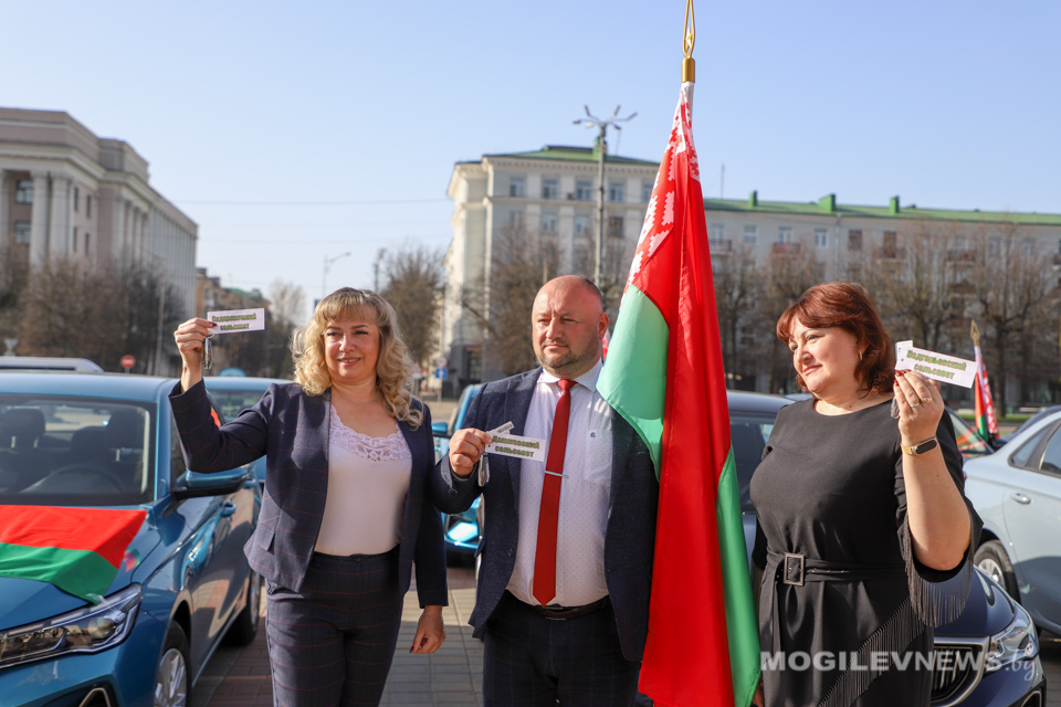 Новенькие автомобили получили сельские Советы Могилевской области. Фото