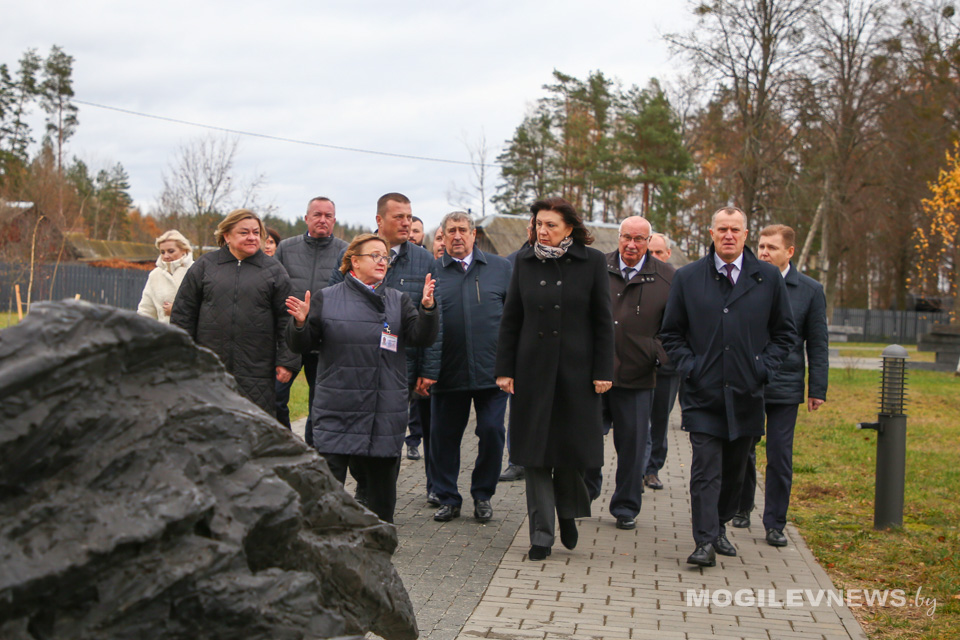 Члены Совета Республики во главе с Председателем Совета Республики посетили деревню Борки Кировского района. Фото
