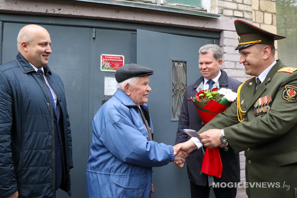 Участник Великой Отечественной войны Михаил Титов принимал поздравления. Фото
