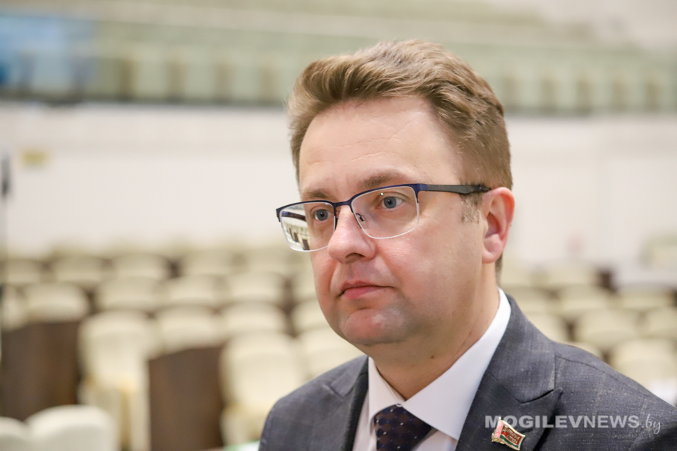 Руслан Страхар: в отраслях экономики региона наблюдается продолжение динамики восстановления экономических показателей. Фото.